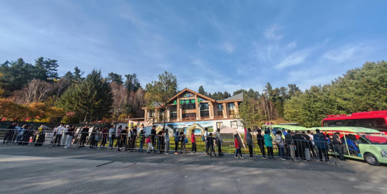 五營(yíng)紅松林海喜迎雙節(jié) 游客量創(chuàng)新高 景區(qū)管理保駕護(hù)航